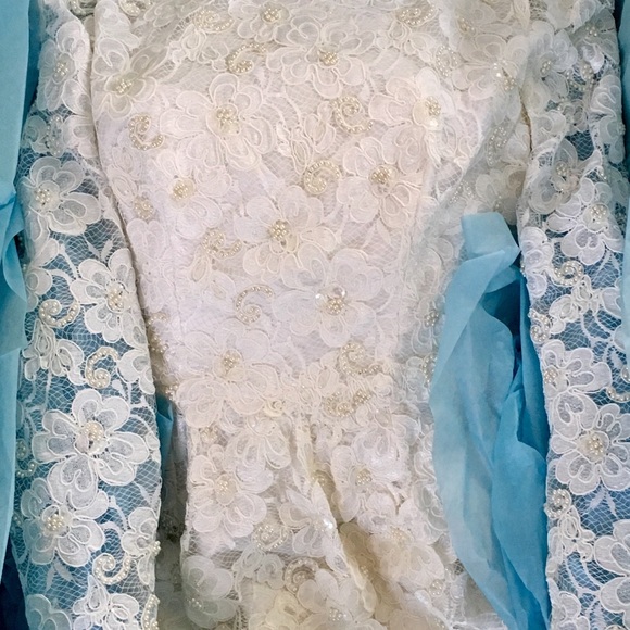 White lace wedding dress with pearl detail - Picture 3 of 8